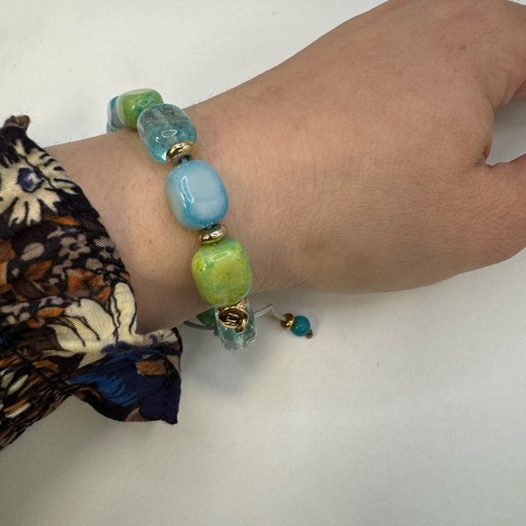 Lola Rose multicolored adjustable length bracelet with green and blue hues - Picture 10 of 11